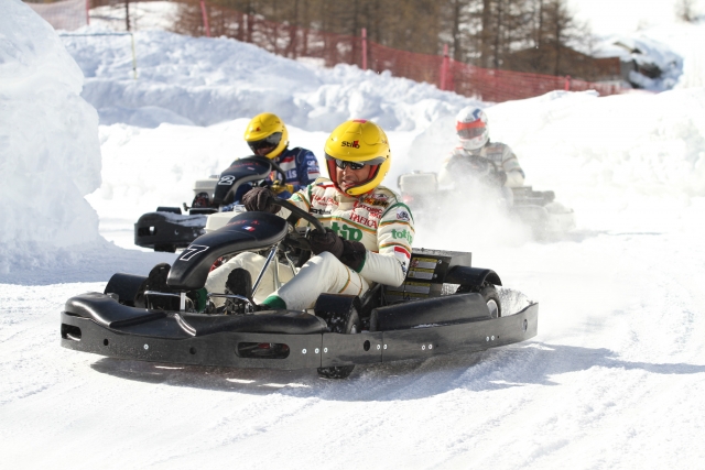  Racing on the snow towards the finish line 